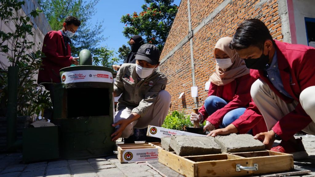 Mahasiswa UMSurabaya memberikan edukasi ke warga pesisir untuk manfaatkan limbah masker menjadi batako dan paving.