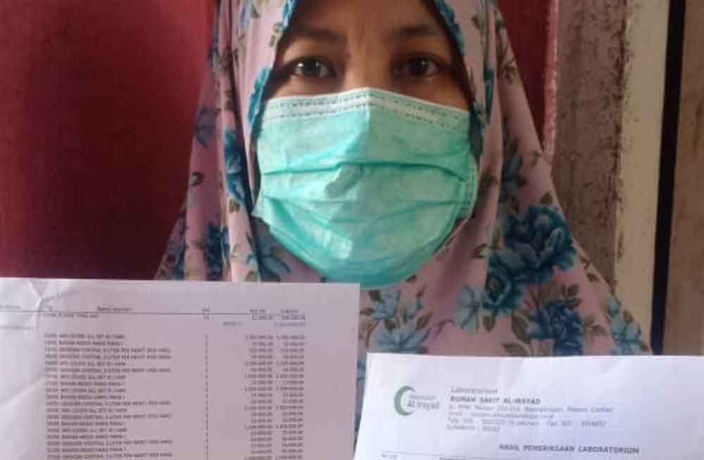 Nur Laily tunjukkan bukti pembayaran rumah sakit tempat suaminya dirawat