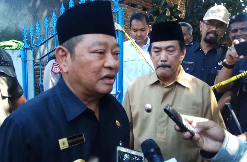 Nampak Bupati Sidoarjo Saiful Ilah saat meninjau lokasi penangkapan teroris