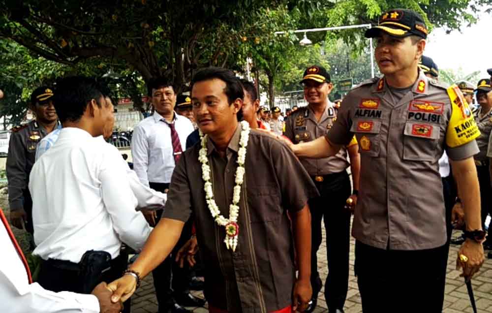 Kapolres Probolinggo Kota, AKBP Alfian Nurrizal bersama salah satu ABK