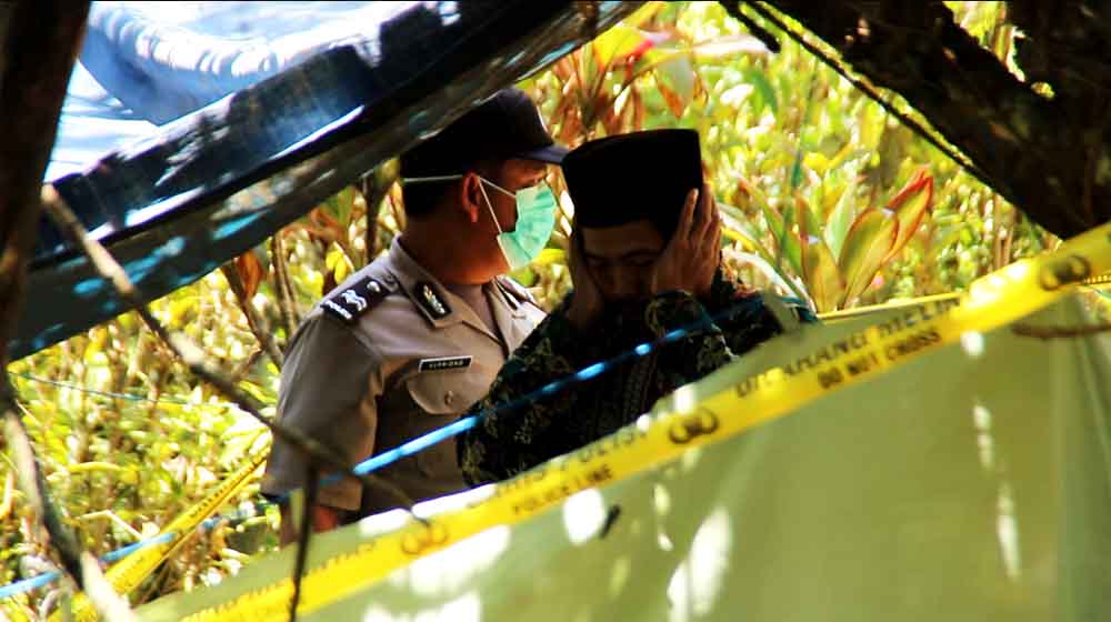 Proses pembongkaran makam bayi yang diduga korban aborsi di Ponorogo