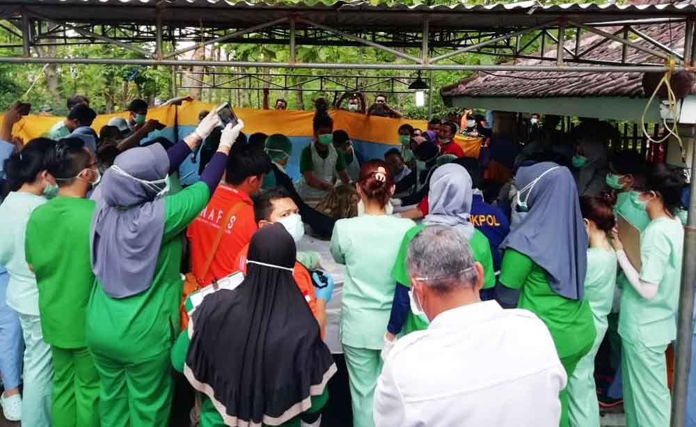 Proses pembongkaran makam