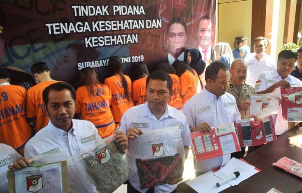 Jaringan aborsi saat diamankan di Mapolda Jatim