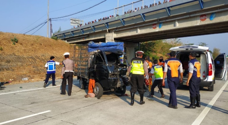 Kondisi pikap yang hancur sebelum dievakuasi petugas.