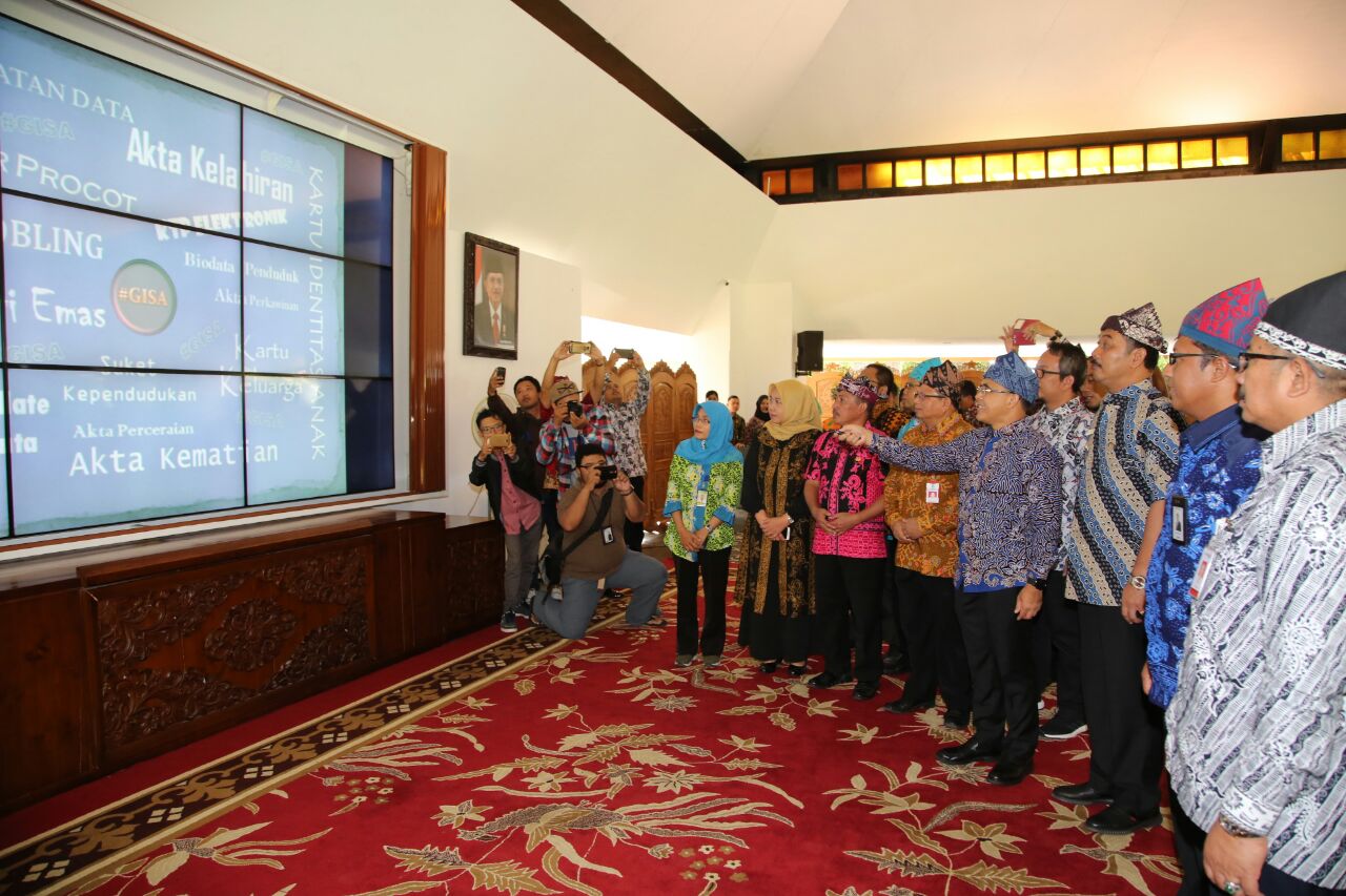 Bupati Anas ditengah-tengah peluncuran Pelayanan Akta Kematian Desa, Rumah Sakit dan Puskesmas.


