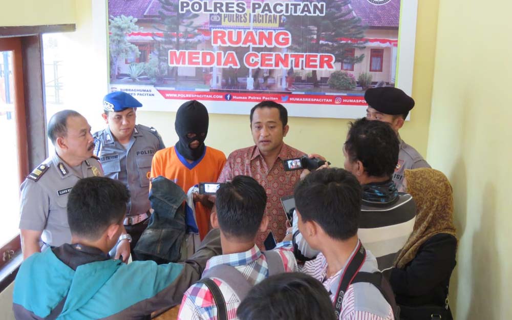 Aksi Maling Kotak Amal di Masjid ini Terekam CCTV
