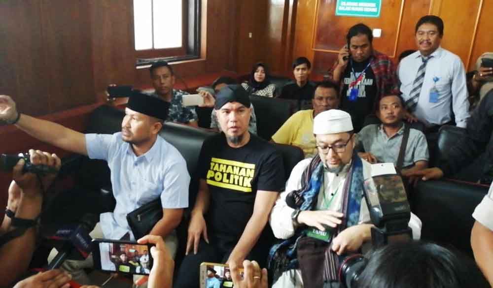 Sidang Perdana, Ahmad Dhani Kenakan Kaos Bertuliskan Tahanan Politik