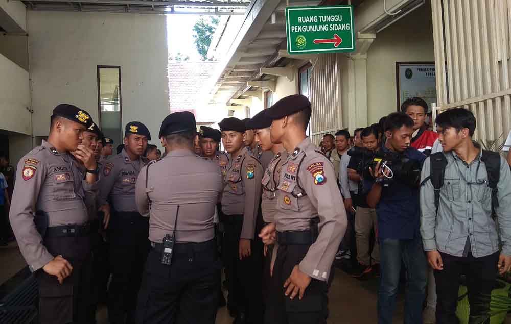 Puluhan petugas polisi mengamankan sidang Ahmad Dhani di Pengadilan Negeri Surabaya