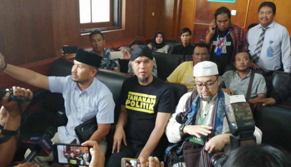 Ahmad Dhani saat mendatang Mapolda Jatim, Kamis (25/10/2018)