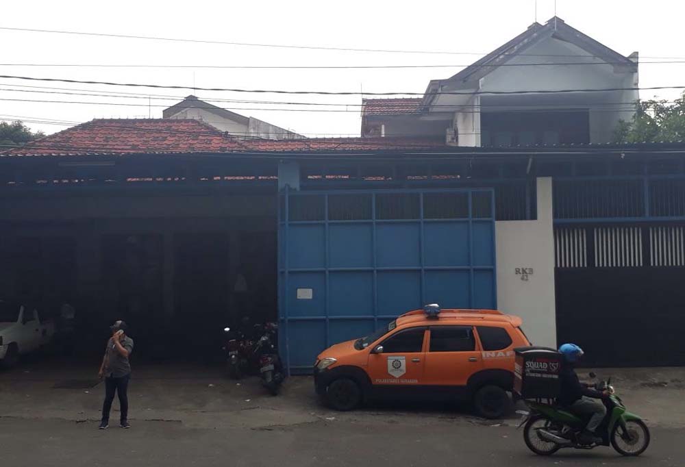 Tim Inafis Polrestabes Surabaya saat mendatangi TKP untuk melakukan identifikasi dan olah TKP. 