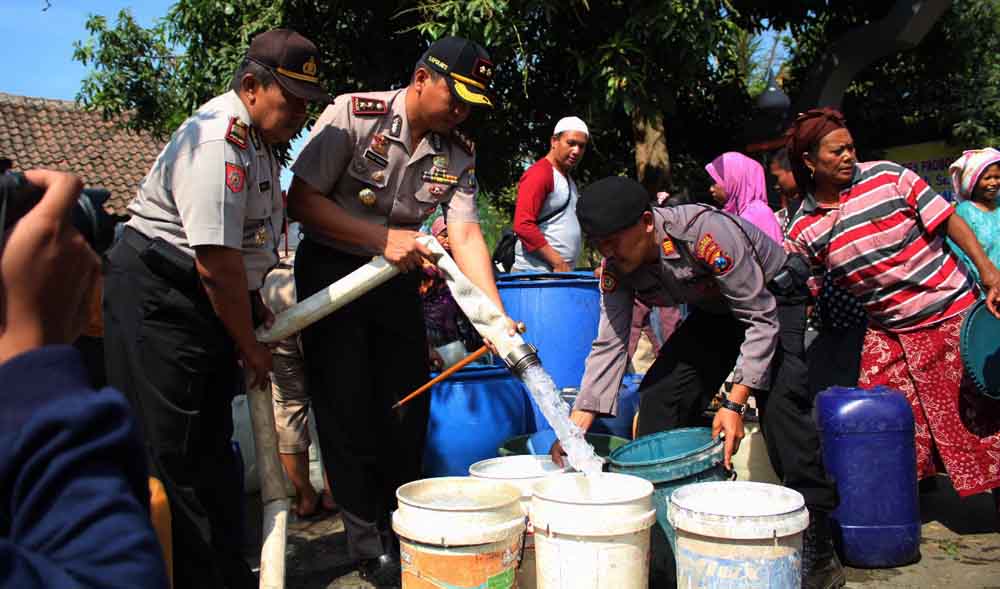 Polisi Distribusikan Air Bersih ke Wilayah Kekeringan di Probolinggo