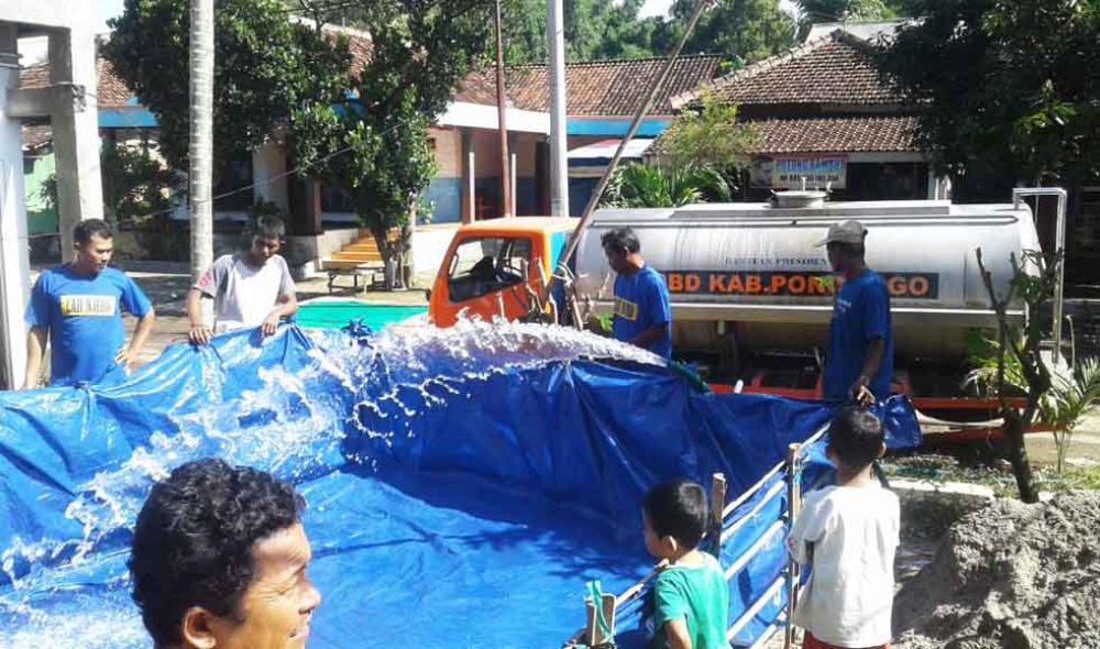 Suplai air bersih kepada warga di Ponorogo