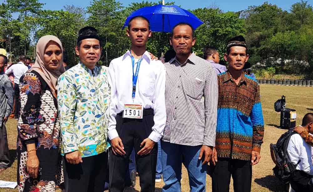 Riki (tengah) saat diantar keluarga tes Akpol