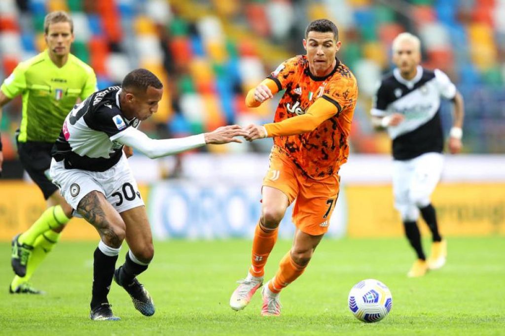 Aksi penyerang Juventus Cristiano Ronaldo saat menghadapi Udinese (Foto: EPA-EFE/GABRIELE MENIS via Republika)


