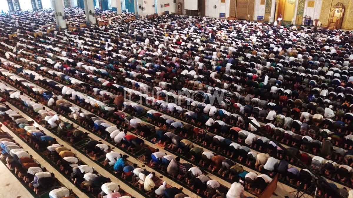 Suasana salat Idul fitri di Masjid Al Akbar Surabaya