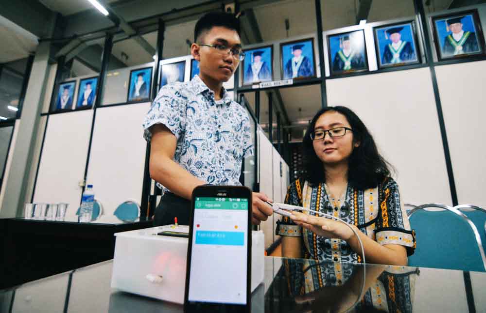  Ivan Muljono saat mempraktekkan cara kerja alat temuannya