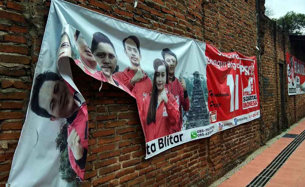 Salah satu alat peraga kampanye yang rusak