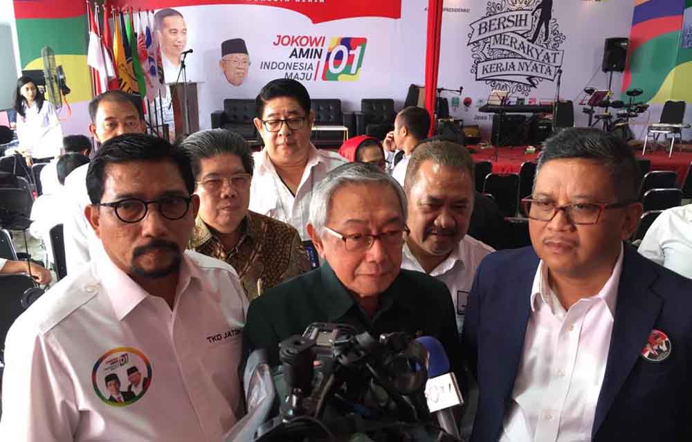 Sekjen TKN Hasto Kristiyanto didampingi Ketua TKD Jatim Irjen Pol (Purn) Machfud Arifin bertemu dengan industriawan yang diwakili Founder dan CEO Maspion Group Alim Markus