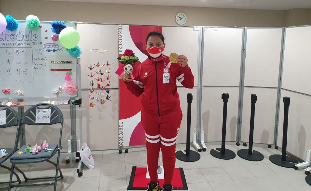 Khalimatus Sadiyah usai memenangkan medali emas Paralimpiade 2020 Tokyo. Foto : Dokumentasi keluarga.
