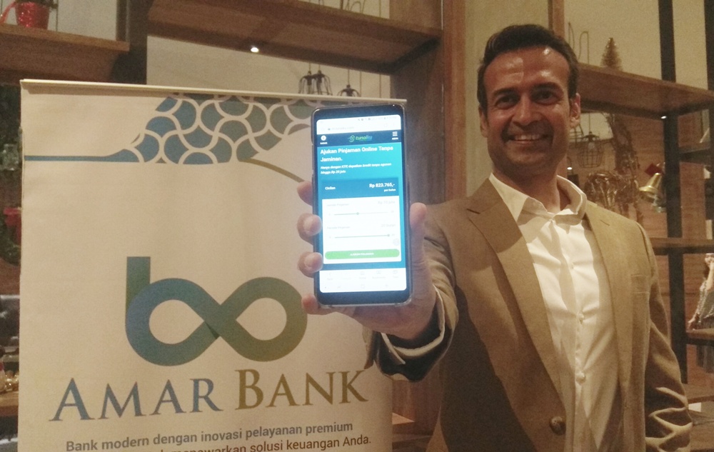Vishal Tulsian, Direktur Pelaksana Amar Bank tunjukkan aplikasi 