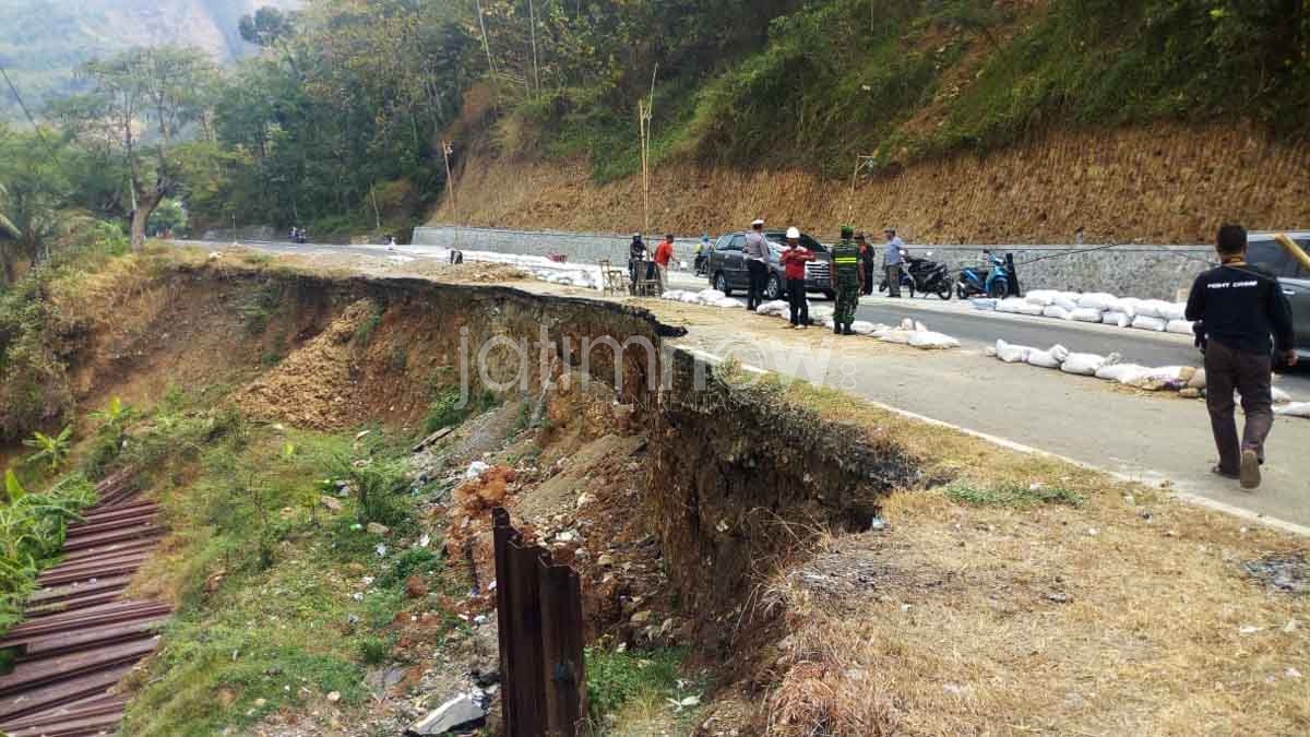 Jalan ambles di jalur Ponorogo-Trenggalek Desa Pangkal, Kecamatan Sawoo, Ponorogo