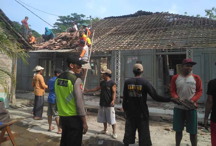 Tim gabungan melakukan kerja bhakti di lokasi rumah ambruk di Ponorogo