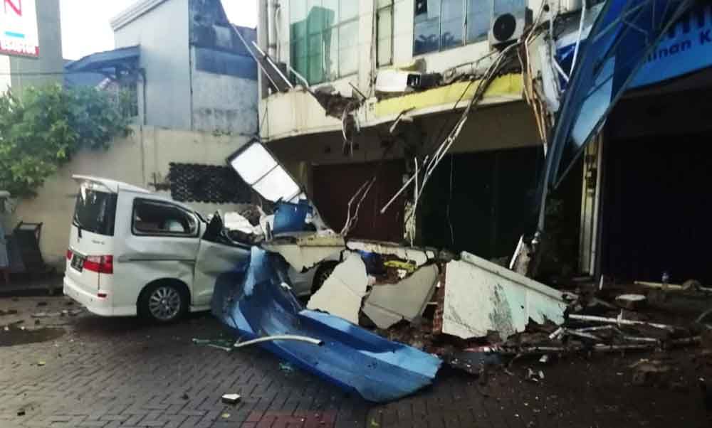 Mobil Tertimpa Atap 3 Ruko di Surabaya Belum Dievakuasi, Ini Alasanya
