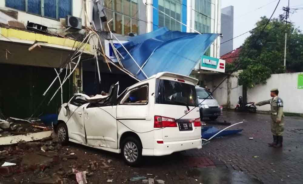 Atap ruko ambruk timpa mobil