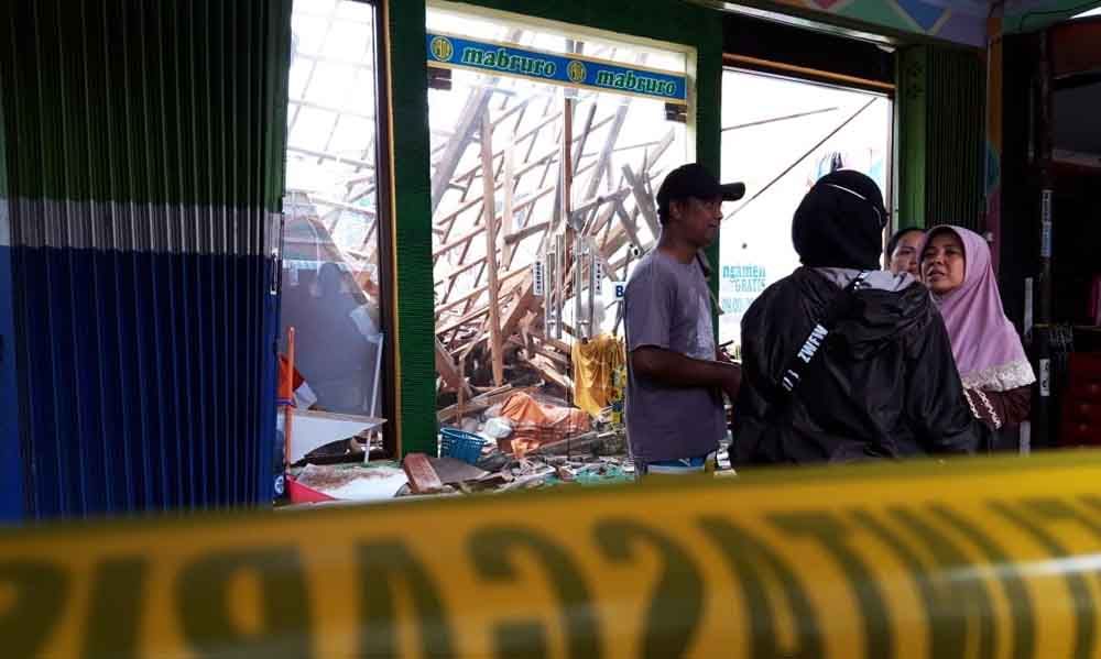 Olah TKP atap toko baju ambruk di Ponorogo