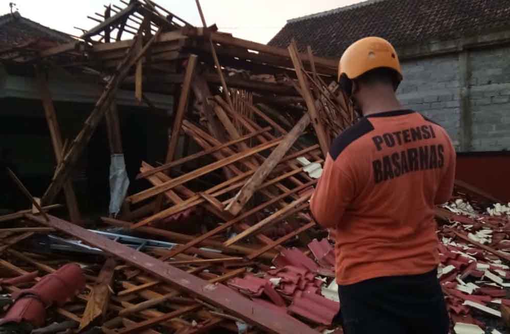Dua Rumah di Ponorogo Ambruk Tertimpa Pohon