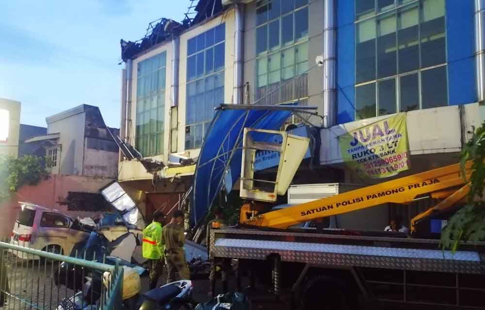 Evakuasi atap ruko ambruk 