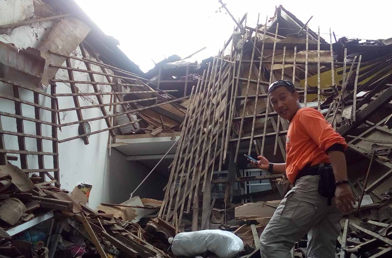 Petugas BPBD Kab. Ponorogo mengecek lokasi ambruknya atap toko