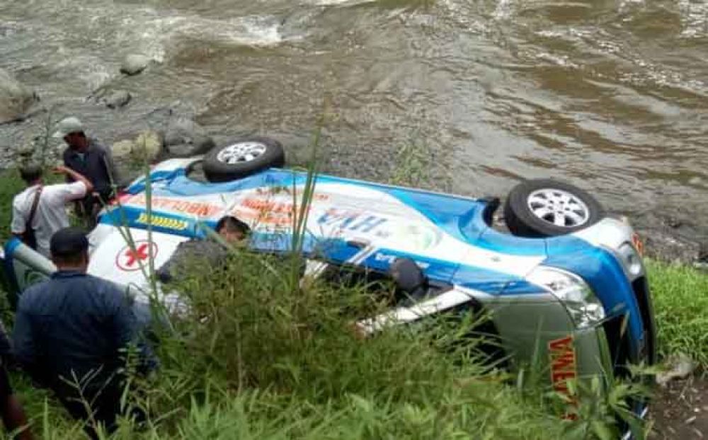 Terserempet Truk, Ambulans Bawa Pasien Tercebur di Sungai Malang