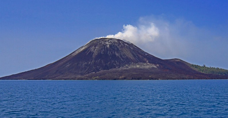 Gunung Anak Krakatau/foto: tournesia.com