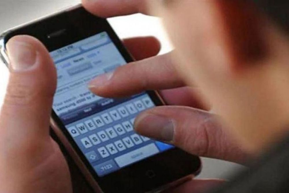 Anak main ponsel. Ilustrasi. Foto: The West