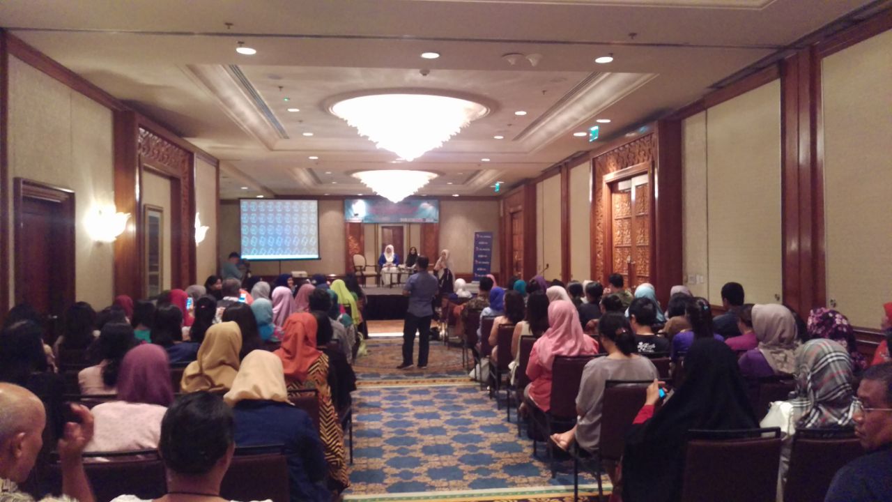 Seminar entrepreneur bertema langkah awal memberdayakan remaja dewasa autism di Shangri-La Hotel, Surabaya.