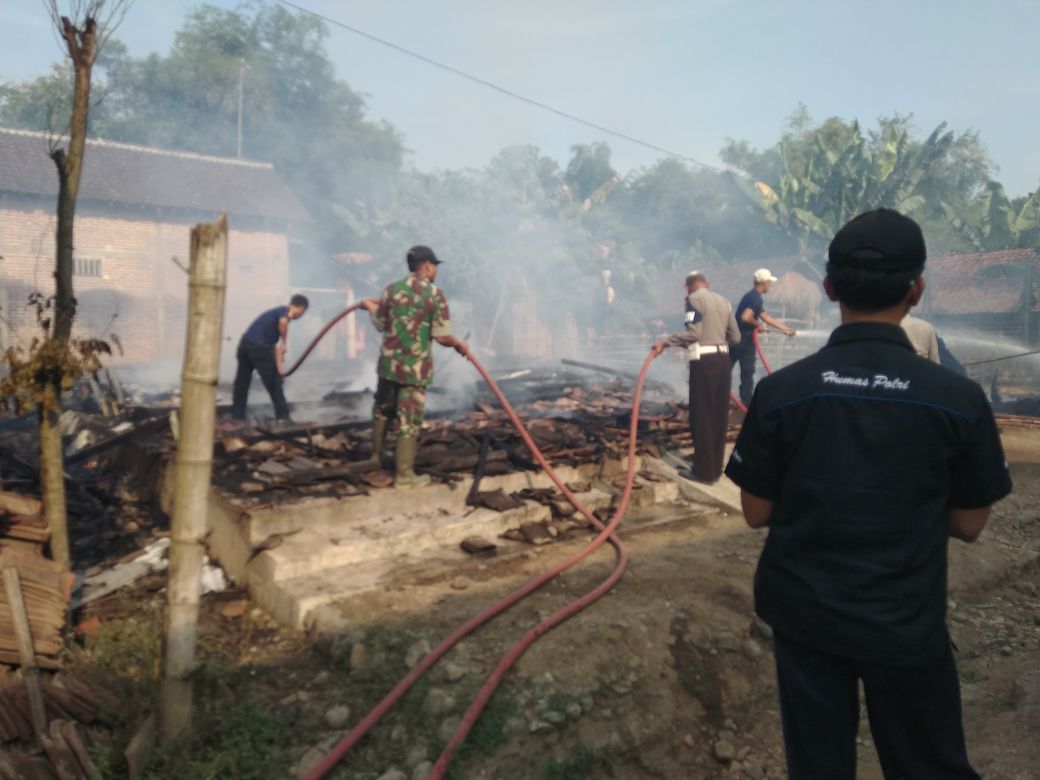 Rumah yang diduga dibakar seorang anak ludes