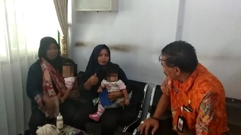Umi bersama kakaknya saat di ruangan Kadinsos Banyuwangi untuk mediasi, Kamis (4/10/2018).