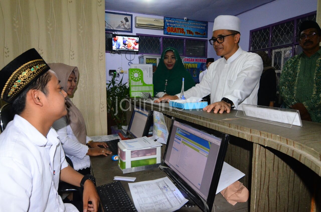 Bupati Anas ketika meninjau pelayanan desa di malam hari bulan Ramadan.