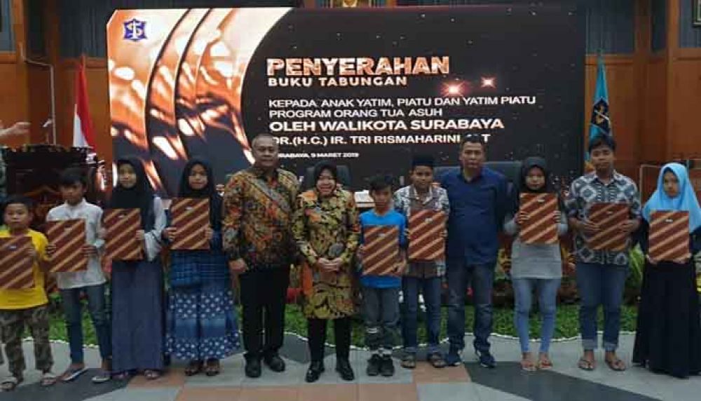 Wali Kota Risma berikan bantuan kepada anak yatim