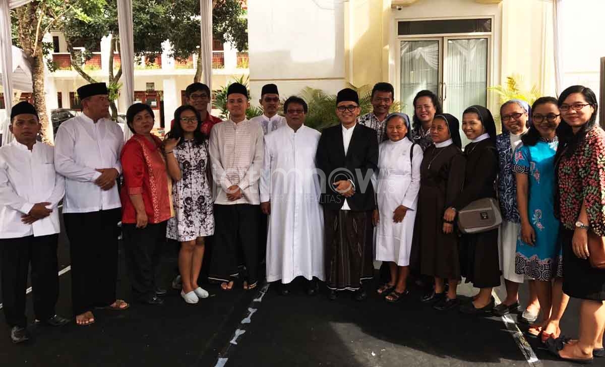Bupati Banyuwangi Abdullah Azwar Anas foto bersama tokoh lintas agama saat silaturahmi lebaran
