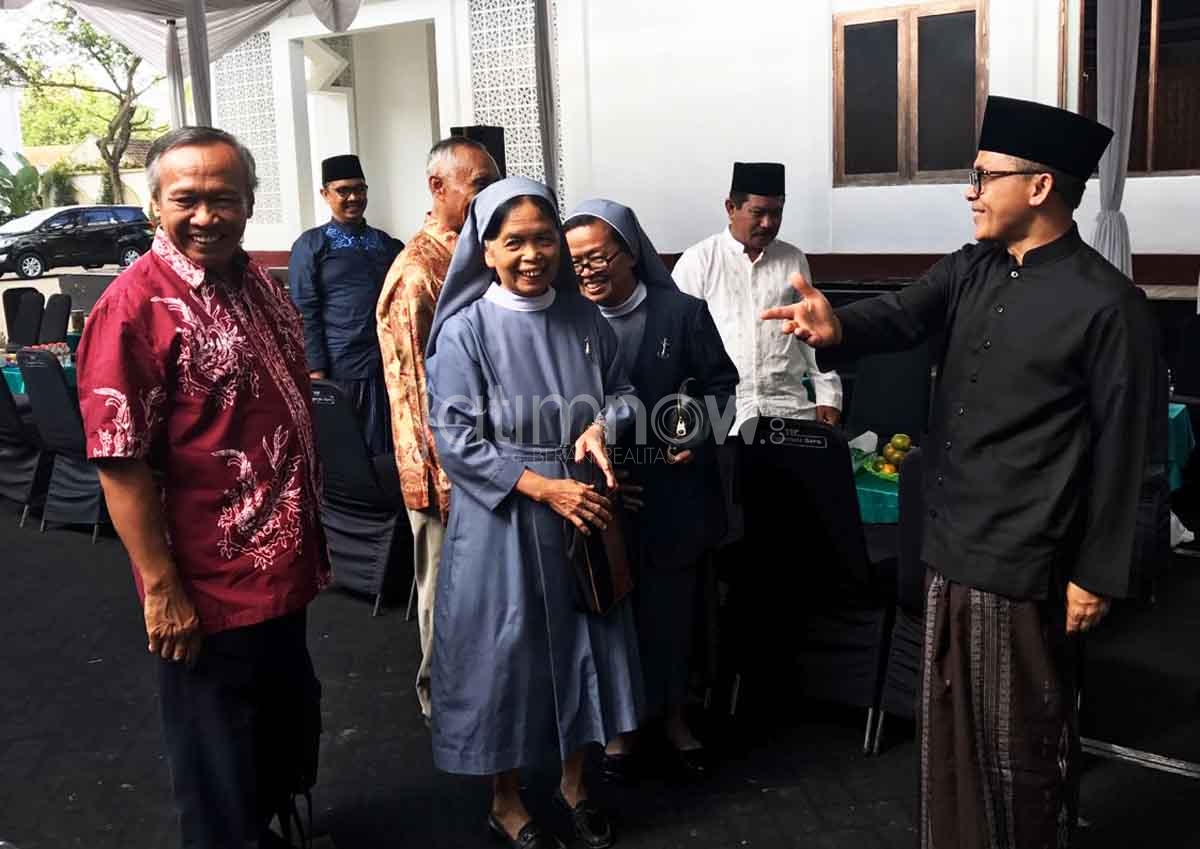 Bupati Banyuwangi saat menerima tamu dari tokoh lintas agama di rumah pribadinnya.