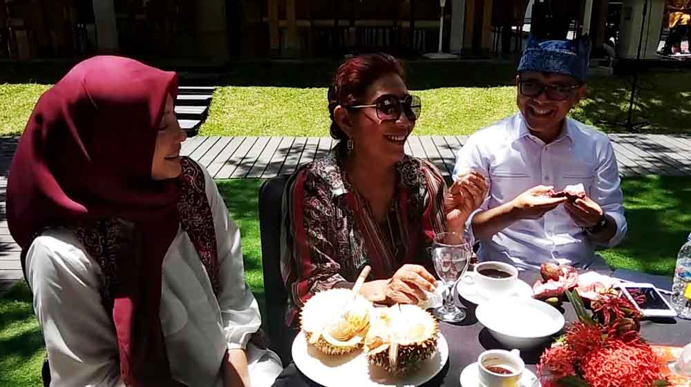 Menteri Susi saat menikmati durian merah khas Banyuwangi didampingi Bupati Anas dan istrinya, Ipuk Festiandani