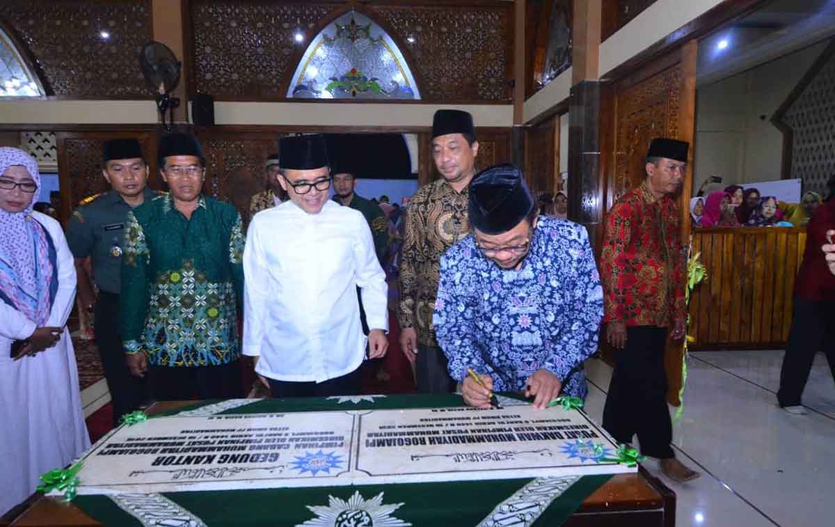 Bupati Banyuwangi Azwar Anas saat memberikan arahan untuk anak buahnya.