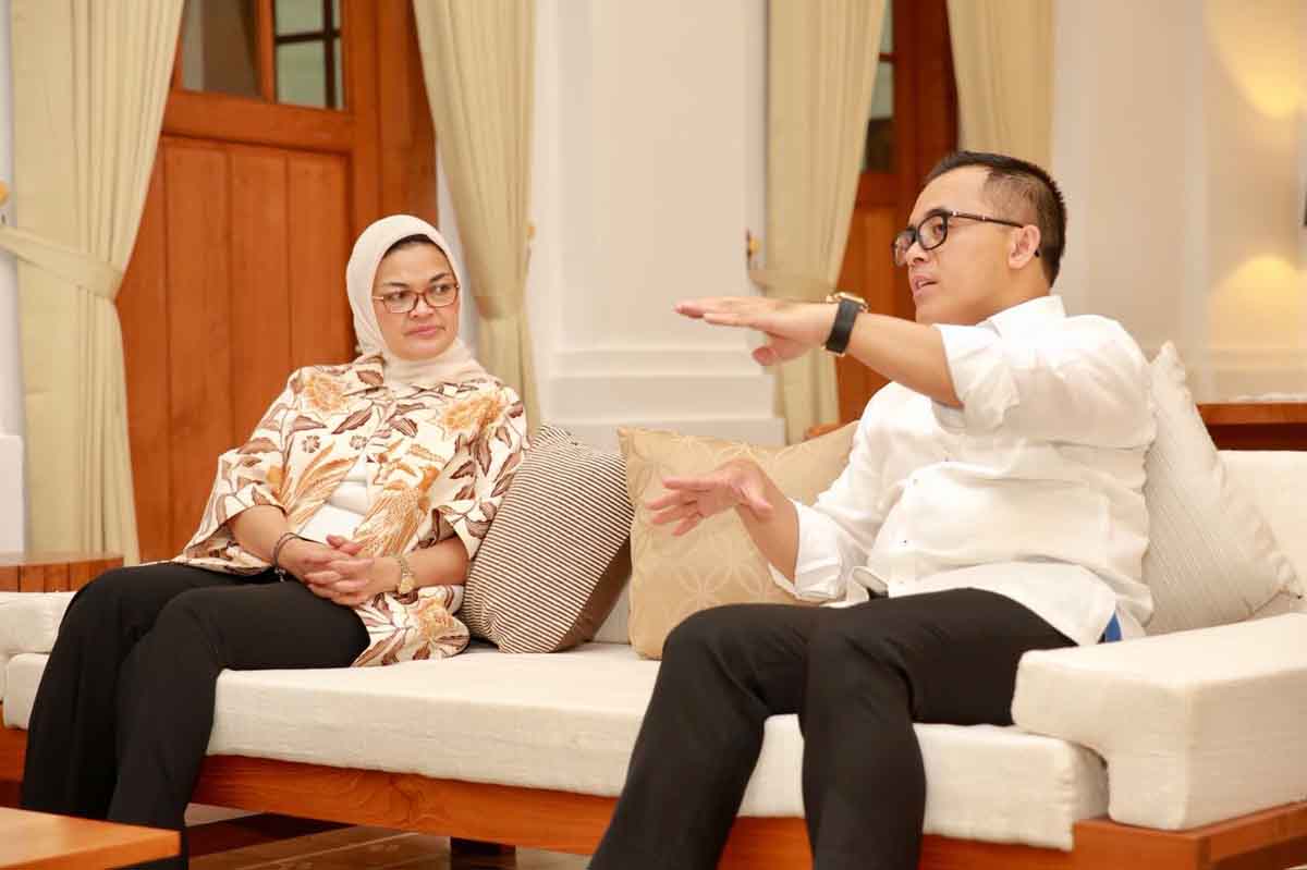 Bupati Banyuwangi, Azwar Anas bersama  Kepala BPOM RI, Penny Kusumastuti Lukito saat di Banyuwangi.