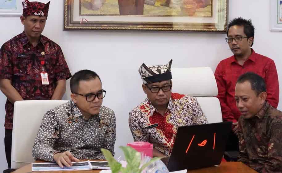 Bupati Banyuwangi Abdullah Azwar Anas bersama jajaran Direksi PT INKA