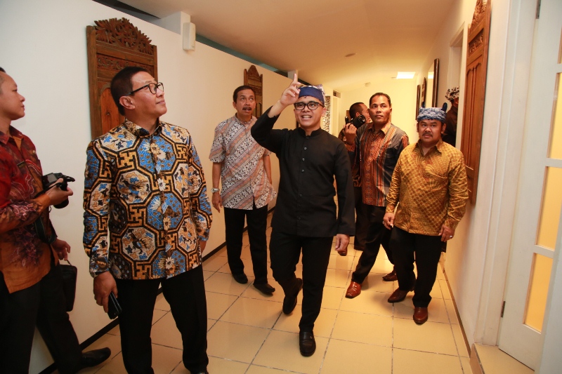 Bupati Anas saat menemani tiga kepala daerah yang berkunjung ke Banyuwangi