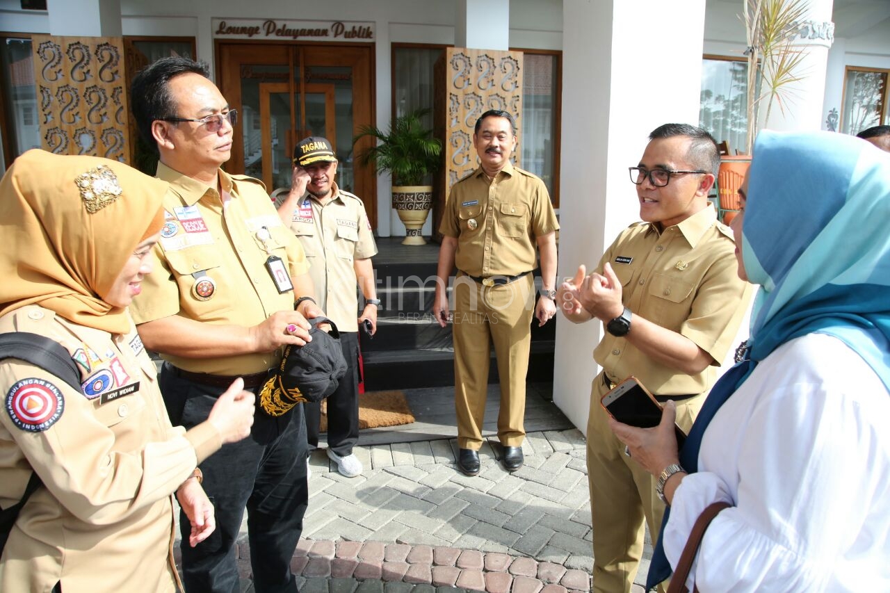 Bupati Anas saat menemui pihak kemensos/Foto: istimewa
