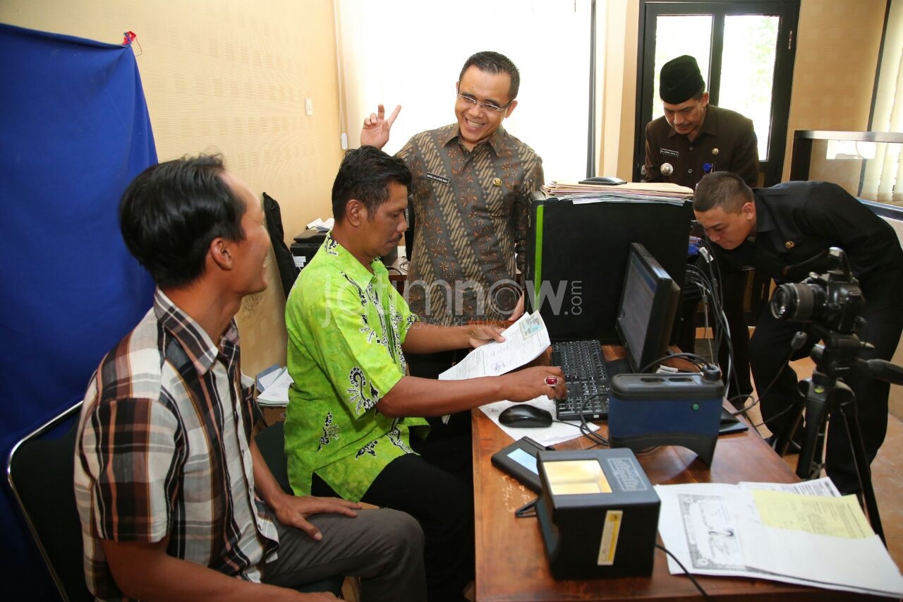 Bupati Anas saat memberikan semangat kepada petugas mal pelayanan publik/Foto: istimewa