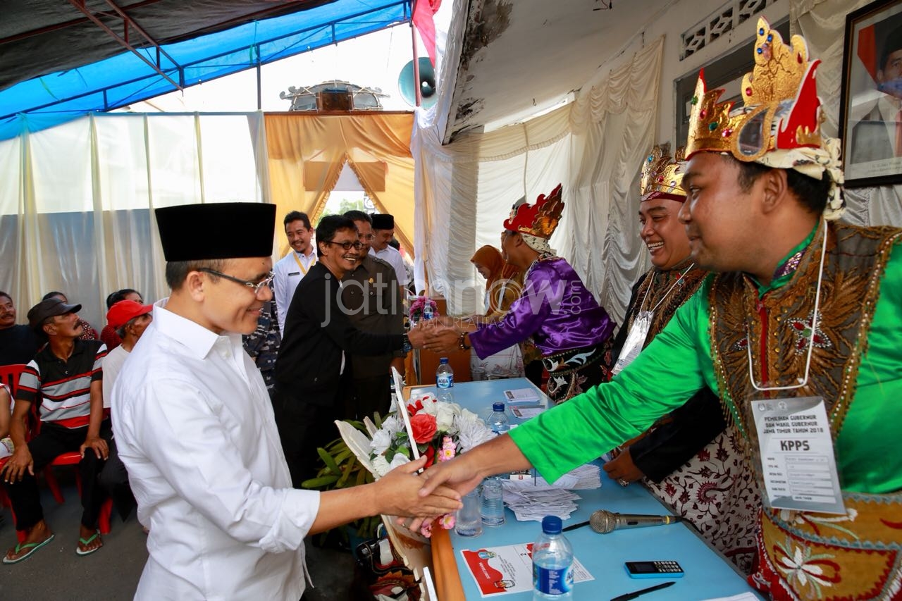 Bupati Anas saat ke TPS-TPS/Foto: Hafiluddin Ahmad